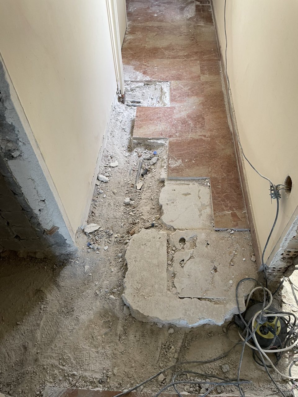 Προσεκτική διάνοιξη δαπέδου διαδρόμου για νέες σωληνώσεις θέρμανσης