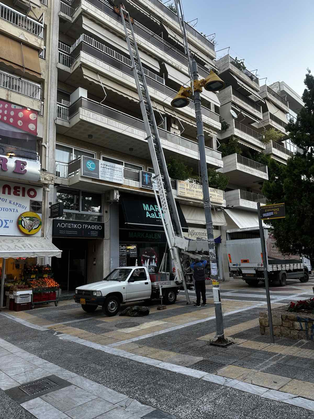 Αποκομιδή μπαζών με ανυψωτικό στην κεντρική πλατεία Νέας Σμύρνης