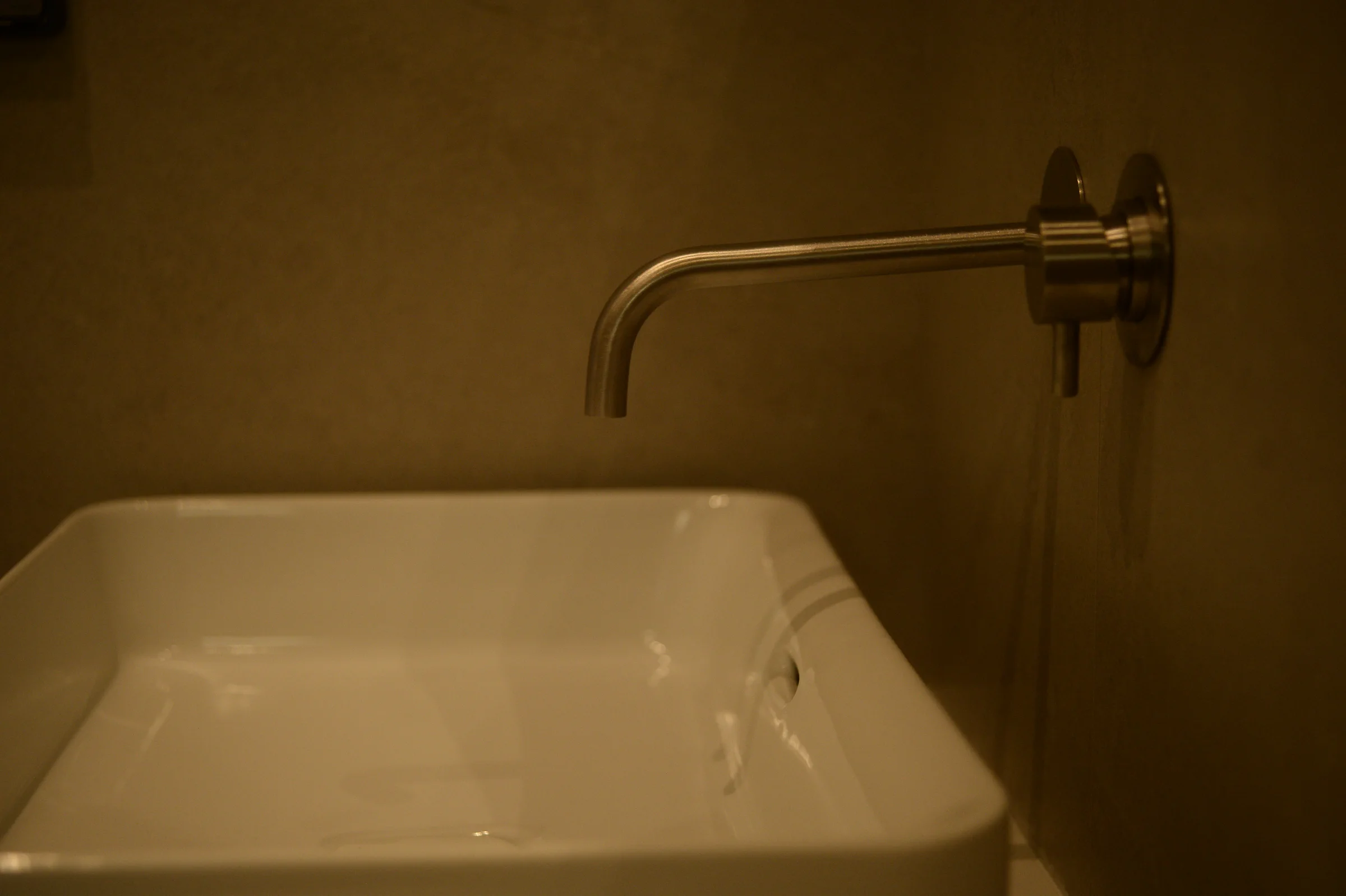 The wall-mounted tap keeps the basin surface clear.