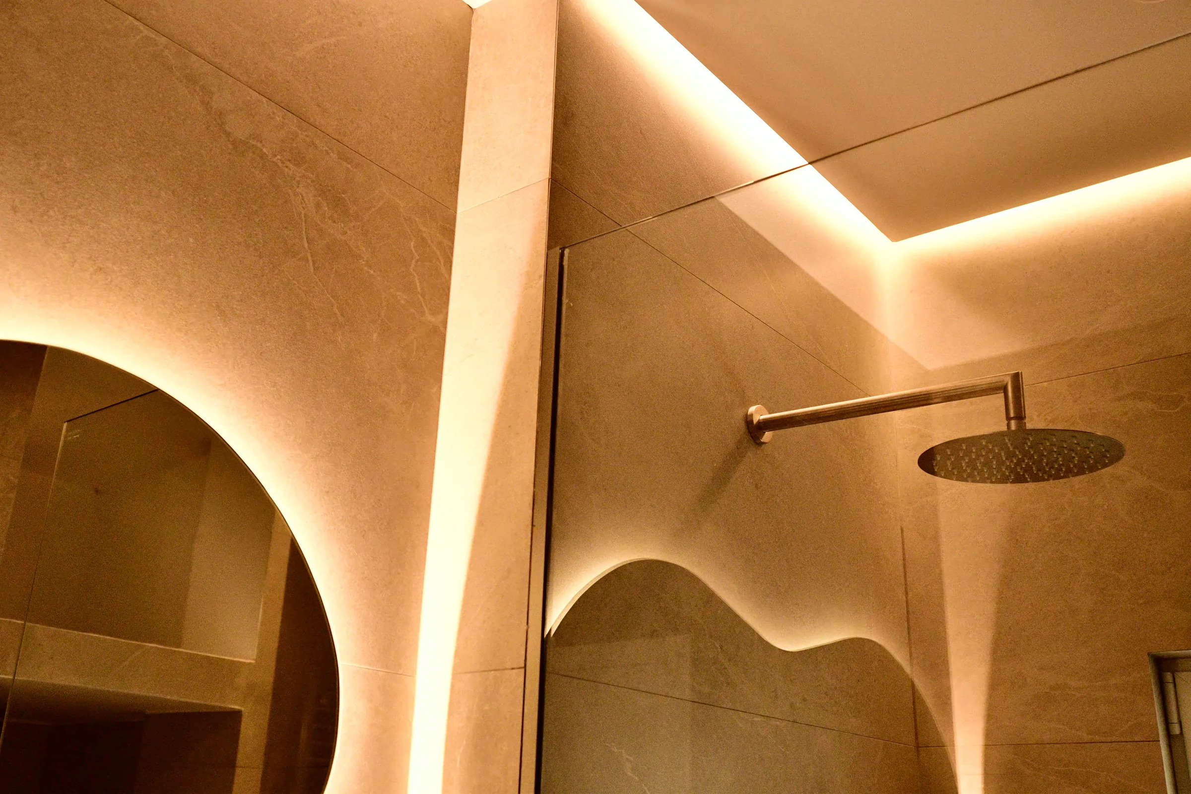The linear ceiling detail emphasises the continuity of the wall finish.