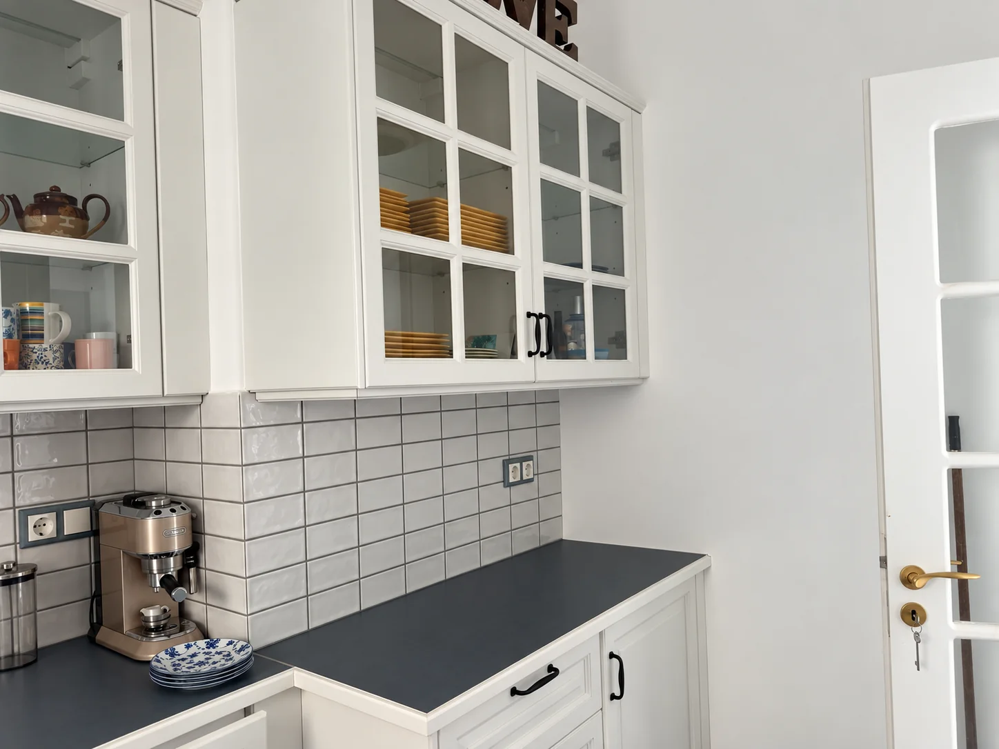 Λεπτομέρεια κουζίνας με υαλόθυρα ντουλαπιών