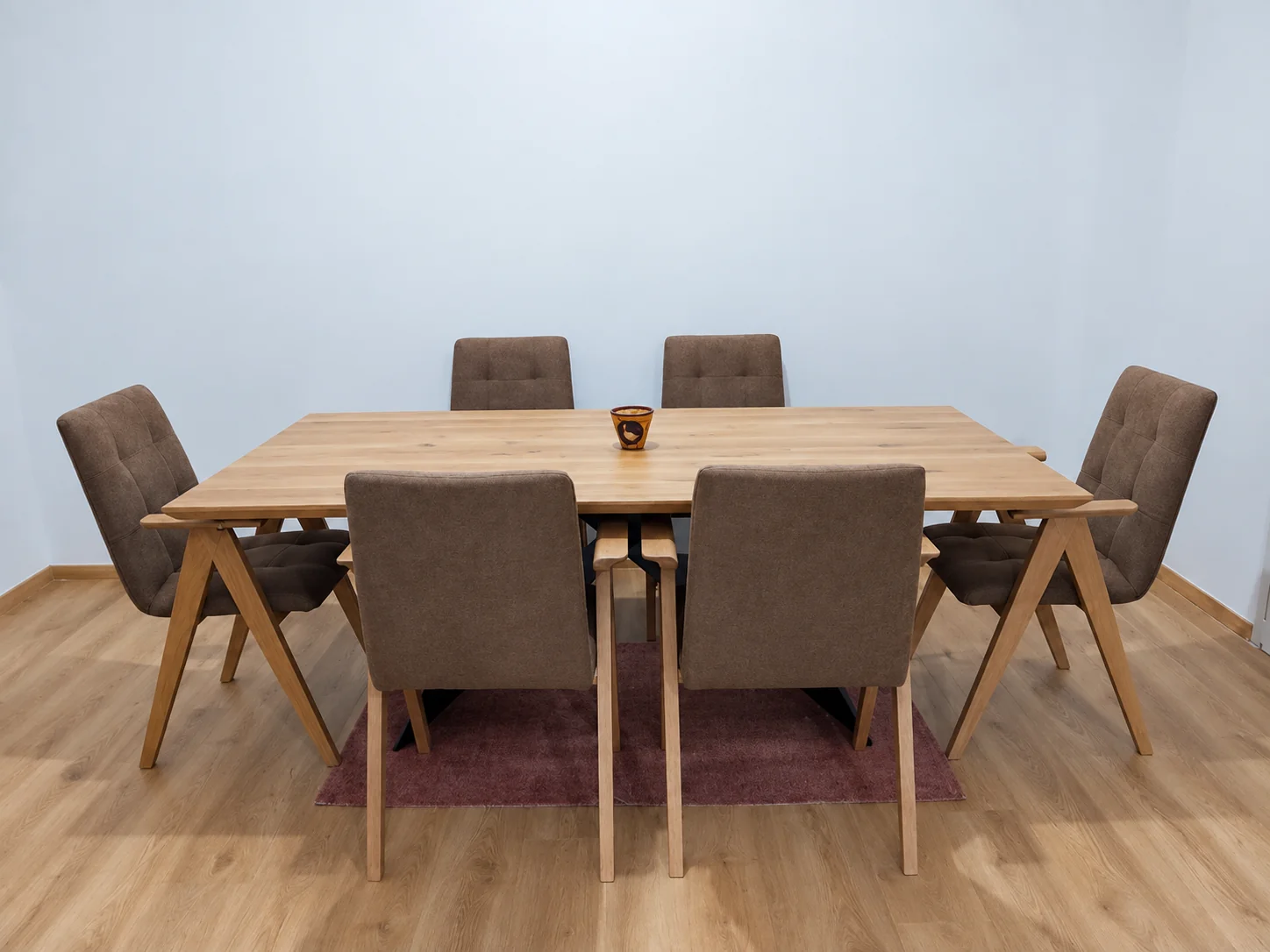Ξύλινη τραπεζαρία του διαμερίσματος
