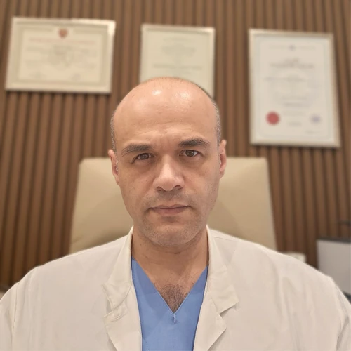 Ο γαστρεντερολόγος Μιχάλης Παπαδομιχελάκης στο ιατρείο του στους Αμπελόκηπους
