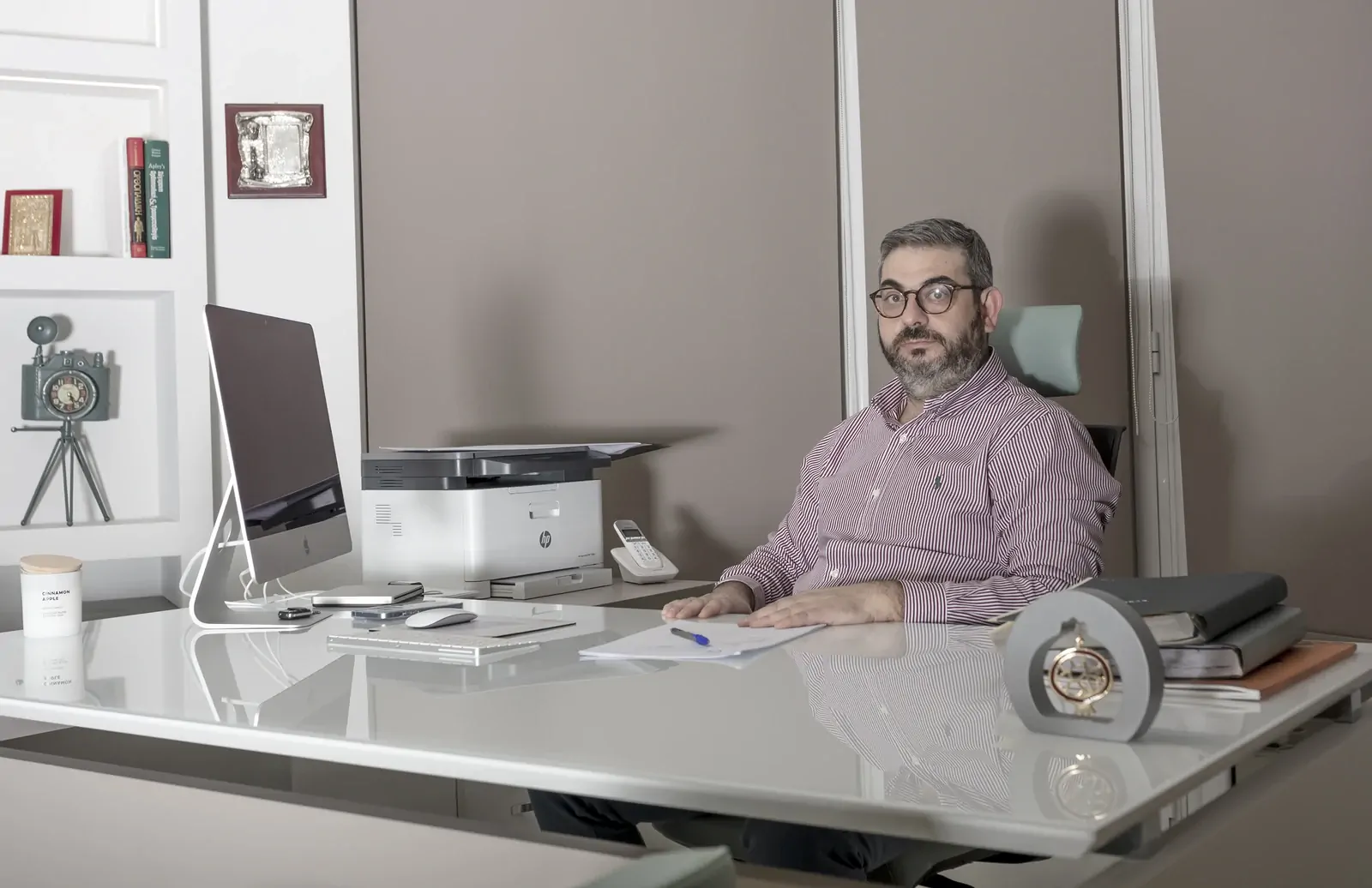 Ο χειρουργός ορθοπεδικός Κωνσταντίνος Αναγνωστάκος στο ιατρείο του στον Γέρακα